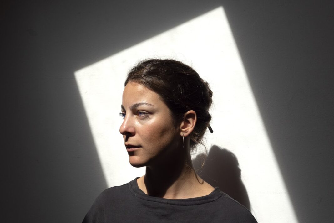 Casa Netural accoglie Anouk Chambaz per una residenza artistica a Gorizia, esplorando ninne nanne e diversità culturale in un progetto innovativo.