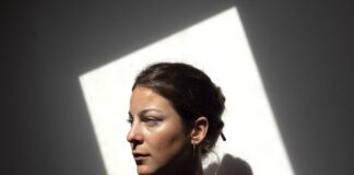 Casa Netural accoglie Anouk Chambaz per una residenza artistica a Gorizia, esplorando ninne nanne e diversità culturale in un progetto innovativo.