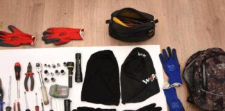 Polizia ferma un uomo in auto rubata con passamontagna