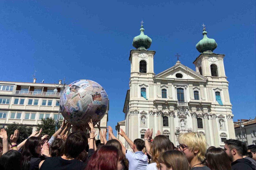 Sfera di giornali in Piazza della Vittoria