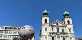 Sfera di giornali in Piazza della Vittoria
