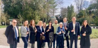 Gorizia, ai Giardini una panchina lilla contro i disturbi alimentari Presentazione panchina lilla