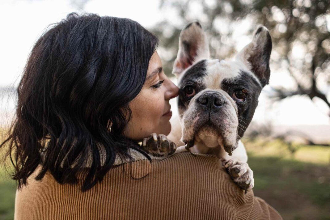 foto di Enrica Cevenini insieme al suo cane Greta