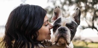 foto di Enrica Cevenini insieme al suo cane Greta