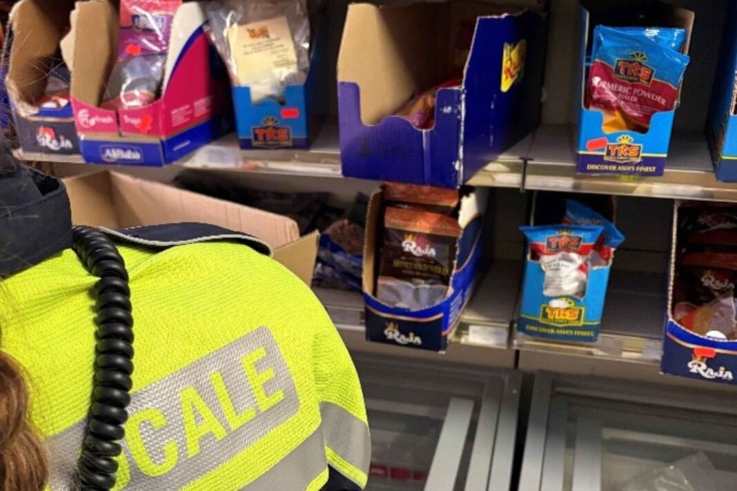 Controlli della Polizia Locale in un negozio di alimentari