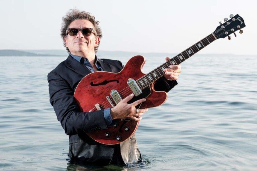 Mike Sponza con la sua chitarra