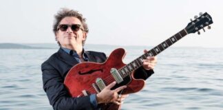 Mike Sponza con la sua chitarra