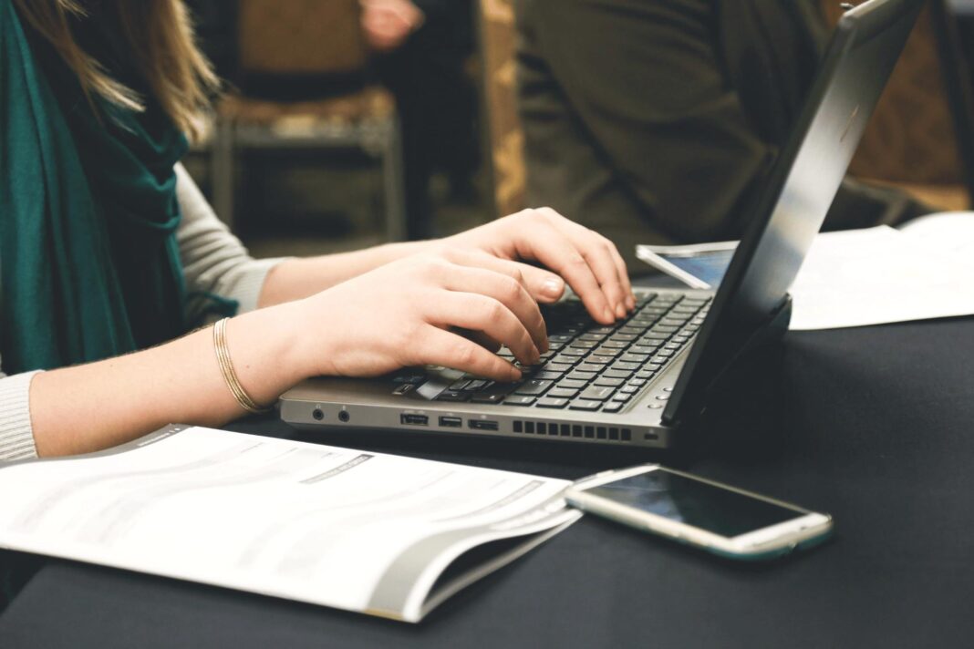 Foto scaricata da Canva che ritrae una donna al computer, immagine utilizzata per articolo di giornale che parla di Convertitori PDF