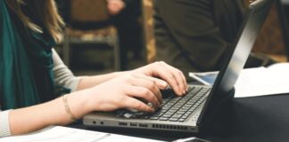 Foto scaricata da Canva che ritrae una donna al computer, immagine utilizzata per articolo di giornale che parla di Convertitori PDF