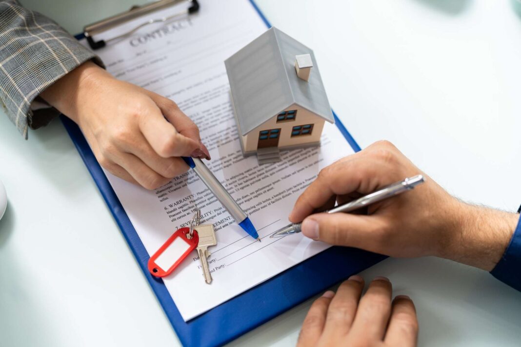 firma di un contratto di compravendita immobiliare